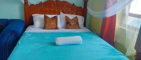 1 dormitori, planxa i posts de planxar, wifi i roba de llit