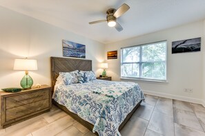 2 bedrooms, iron/ironing board, travel cot, WiFi - Fernandina Beach Paradise: Steps to Shore! (Fernandina Beach)