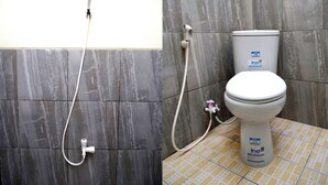 Un baño con inodoro, ducha y lavamanos.