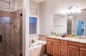 Shower, eco-friendly toiletries, hair dryer, towels - Luxury villa (Scottsdale)
