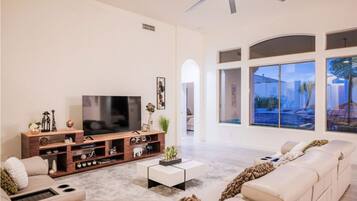 Smart TV, futbolito y libros