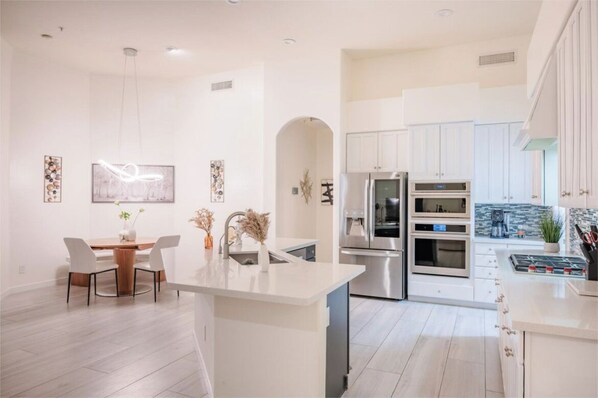 冷蔵庫、電子レンジ、オーブン、コンロ