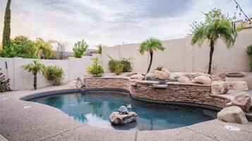 Alberca al aire libre y alberca climatizada