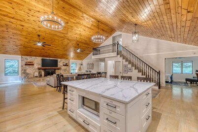 Creekside Manor - 30-acre creekfront & hot tub
