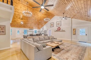 Una televisión, una chimenea, una oficina