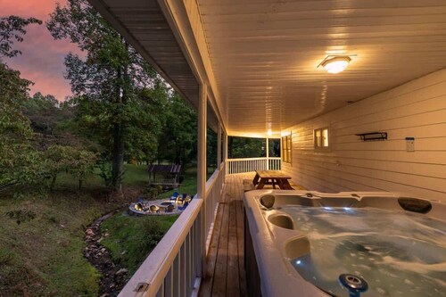 Creekfront 30-Acre Retreat • Hot Tub & Firepit