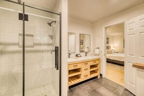 Douche, séchoir à cheveux, serviettes fournies, shampooing