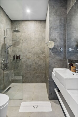 Villa | Badezimmer | Dusche, Haartrockner, Handtücher