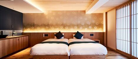 Un dormitorio moderno con techo de madera, una cama grande con dos almohadas, una mesita de noche y vistas a través de un panel shoji.