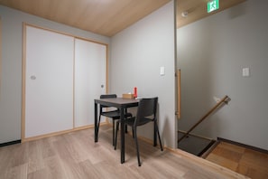 디럭스 빌라 | 거실 공간 | 케이블 채널 시청이 가능한 32인치 평면 TV