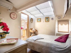 1 slaapkamer, een strijkplank/strijkijzer, wifi