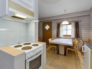 Refrigerador, microondas, lavavajillas y utensilios de cocina 