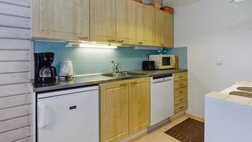 Refrigerador, microondas, lavavajillas, utensilios de cocina