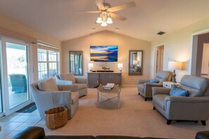 Een televisie en een stereo