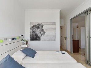 2 habitaciones, escritorio, tabla de planchar con plancha y wifi 