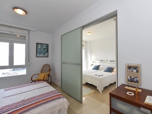 2 bedrooms, desk, iron/ironing board, WiFi