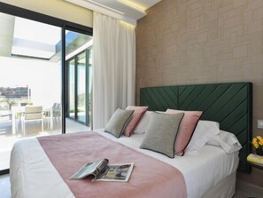 6 bedrooms, desk, Internet