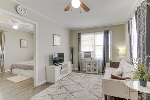 TV - ~ 1 Mi to the Strand! Couples Retreat in Galveston (Galveston)