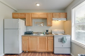 Cookware/dishes/utensils - Walk to Beach! Family Coastal Retreat in Galveston (Galveston)