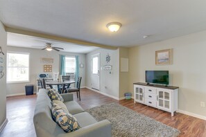 TV - Walk to Beach! Family Coastal Retreat in Galveston (Galveston)
