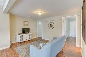 TV - Walk to Beach! Family Coastal Retreat in Galveston (Galveston)