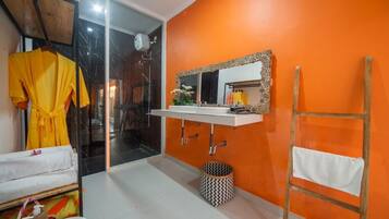 SĂšche-cheveux, bidet, serviettes fournies, savon