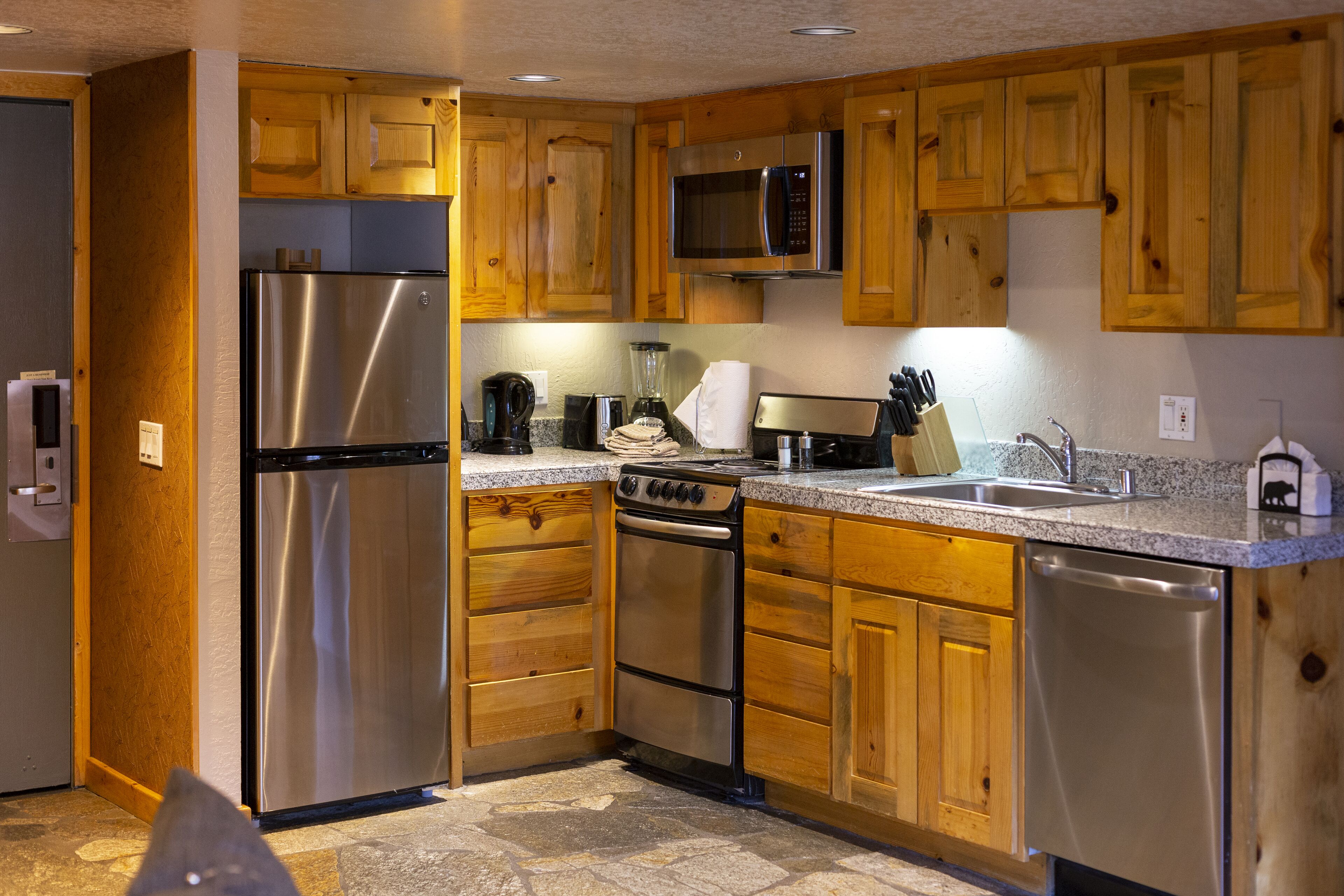 Elevated Mountain Luxury! Outdoor Spa Tub, Full Kitchen, Free Parking!