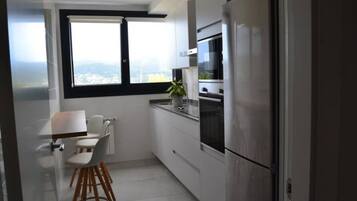 Een magnetron, een oven, een kookplaat, een vaatwasser