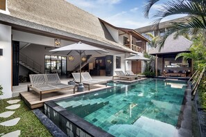 Piscine extérieure, parasols de plage, chaises longues