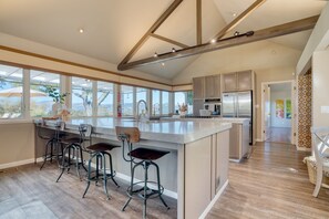 Kylskåp, mikrovågsugn, ugn och spishäll