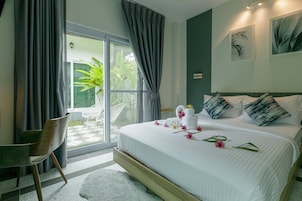 King room villa garden view | In-room safe, individually decorated, desk, laptop workspace
