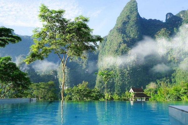 2 outdoor pools, pool loungers