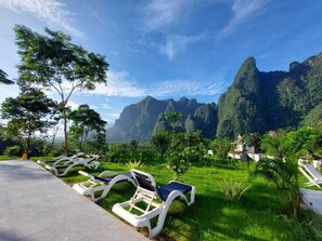 2 室外游泳池，日光浴躺椅