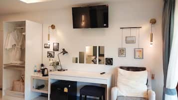 Habitación superior con 2 camas individuales, 2 camas individuales | 1 dormitorio, caja fuerte, decoración individual y escritorio