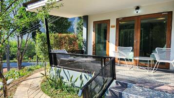 Habitación superior con 2 camas individuales, 2 camas individuales | 1 dormitorio, caja fuerte, decoración individual y escritorio