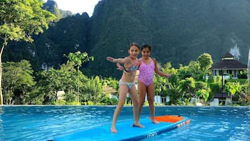2 albercas al aire libre y camastros