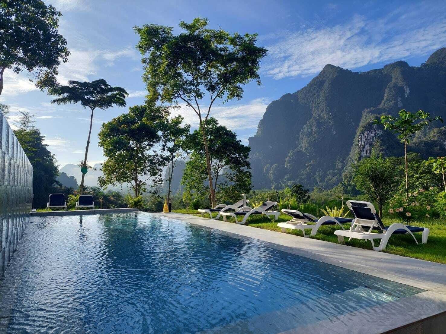 2 개의 야외 수영장, 일광욕 의자