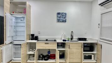 Réfrigérateur, micro-ondes, cafetiÚre/bouilloire, grille-pain