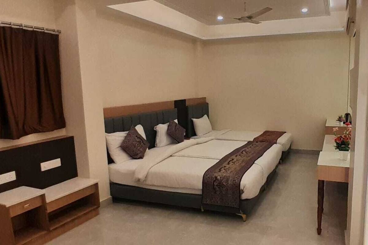 Ein Schlafzimmer mit Bett, Nachttisch und Schreibtisch.
