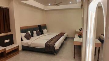 Family Room | 1 bedroom, soundproofing, free WiFi