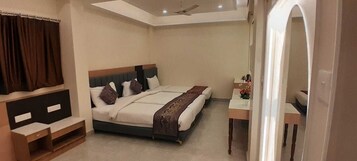 Un dormitorio con cama, mesita de noche y escritorio.