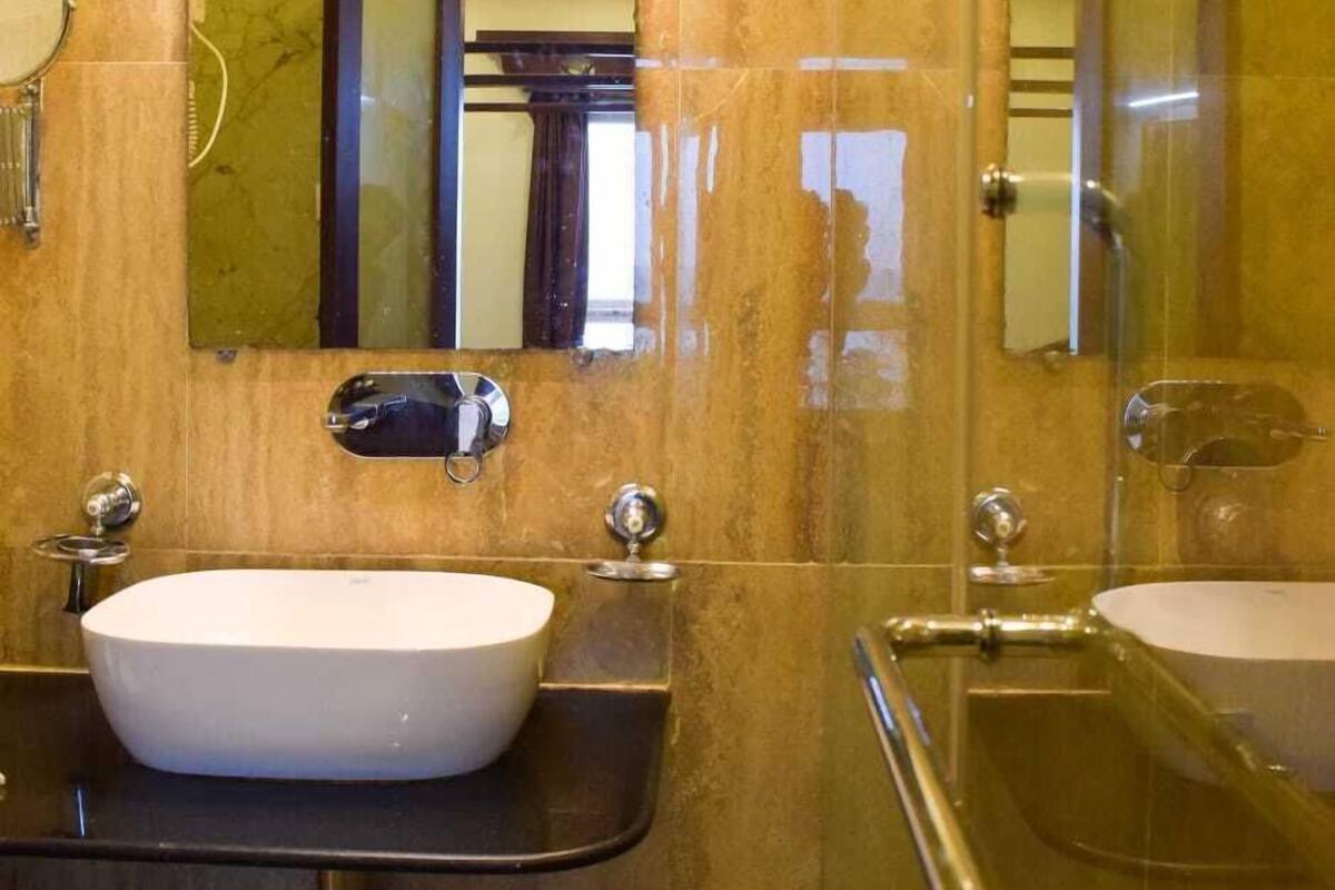 Ein Badezimmer mit zwei Waschbecken, einem Spiegel und einer Dusche.