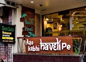 Un letrero de restaurante que dice 'Aao Kabhi Haveli Pe'.