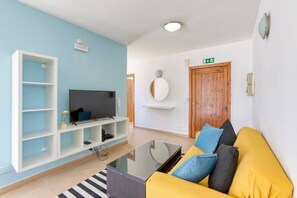 TV - 1BR penthouse with Large Private Terrace in PV ! (San Ġiljan)