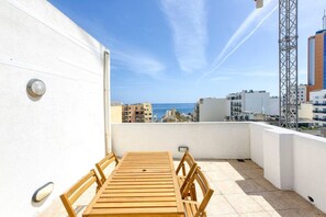 Outdoor dining - 1BR penthouse with Large Private Terrace in PV ! (San Ġiljan)