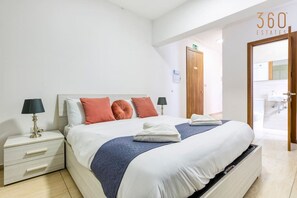 1 Schlafzimmer, Schreibtisch, Bügeleisen/Bügelbrett, Reisekinderbett