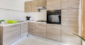 Køleskab, ovn, kogeplade, opvaskemaskine