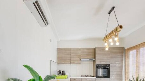 Un appartement moderne comprenant un espace de vie, une cuisine et un coin repas.