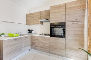 Fridge, oven, stovetop, dishwasher