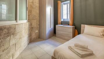 3 bedrooms, desk, iron/ironing board, travel cot